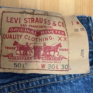 Levi’s 501 Jeans Men’s 30x30 Straight Fit Dark Wash Blue Denim Button Fly